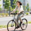 街中で電動アシスト自転車に乗る女性のイメージ