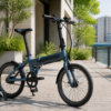 街中に置かれた軽量な折りたたみ電動アシスト自転車のイメージ