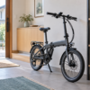 自宅でバッテリーを充電する折りたたみ電動アシスト自転車