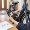 電動アシスト自転車の車体と交換用バッテリーの型番を確認しているイメージ
