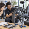 電動アシスト自転車の修理と買い替えを相談する様子