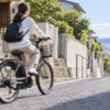 坂道を上る電動アシスト自転車