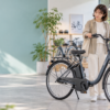 身長が低めの人が電動アシスト自転車のサイズ感を確認しているイメージ