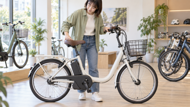 試乗前にサドルの高さを確認するイメージ