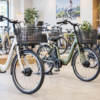 価格表示のある電動アシスト自転車の展示イメージ