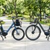 24インチと26インチの電動アシスト自転車の車輪サイズとフレーム高を比較する様子