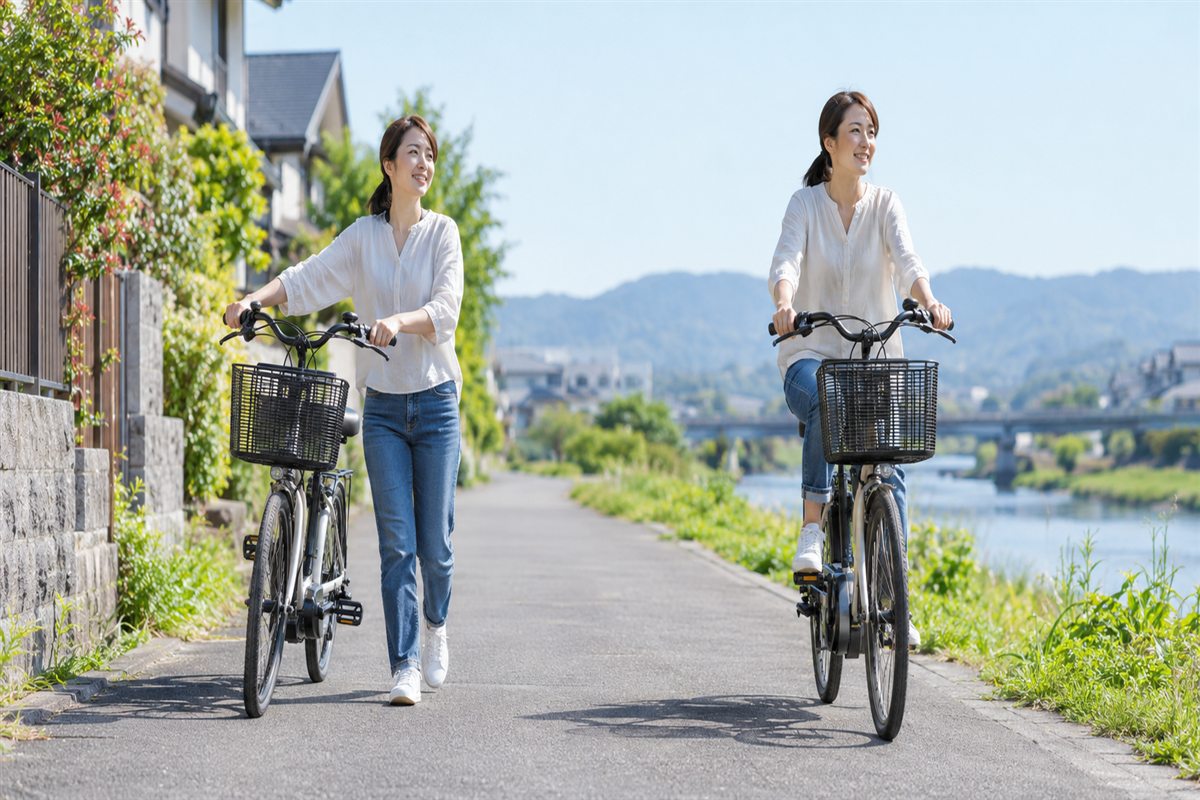 平坦な道で電動自転車を押し歩く人