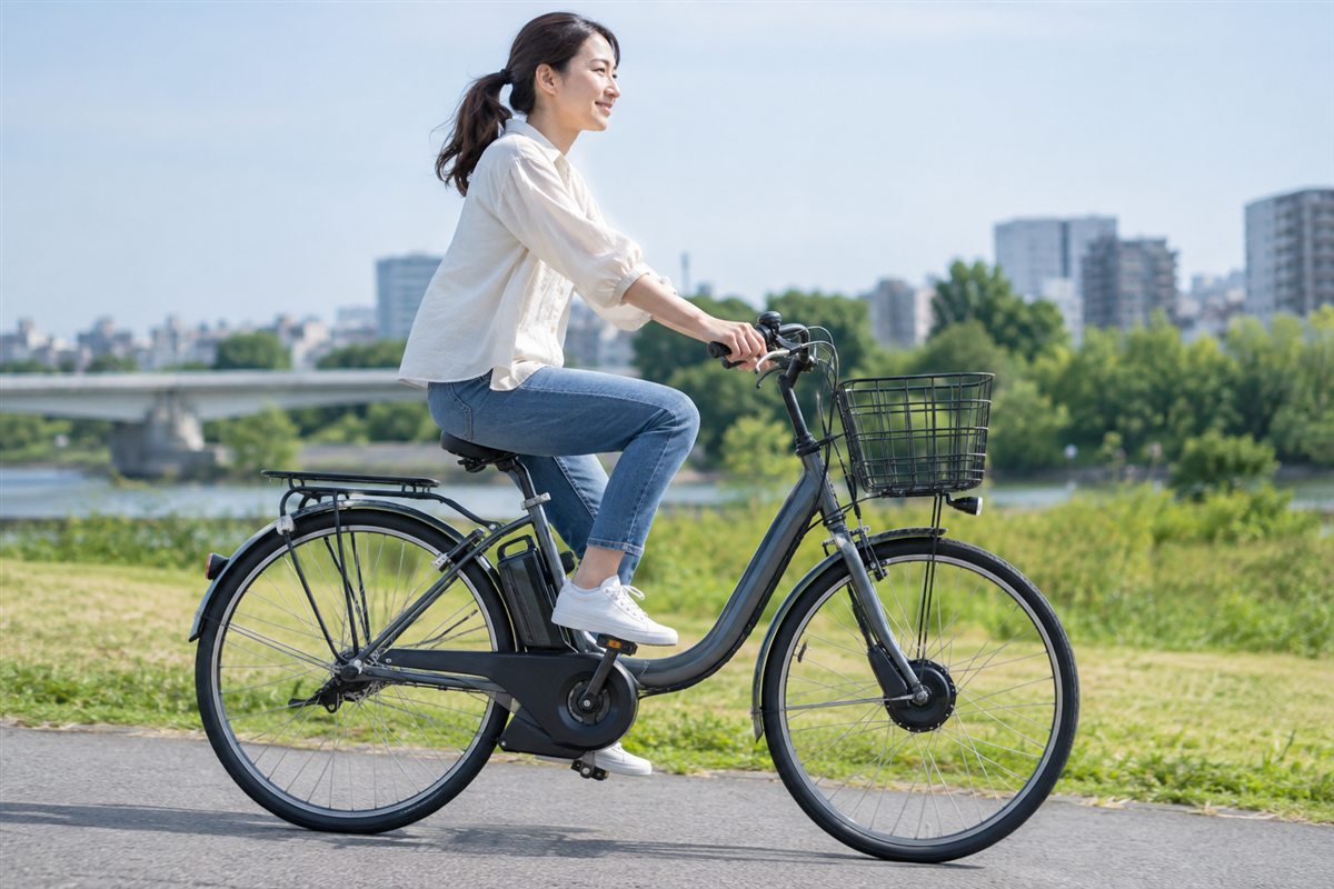 ペダルを踏む動作を助けるを確認する電動自転車の利用者