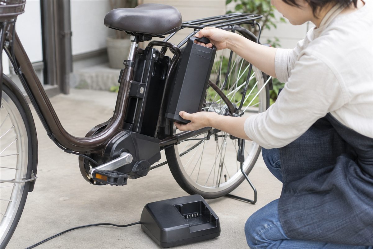 バッテリーと充電器の呼び方に関する電動自転車の確認場面