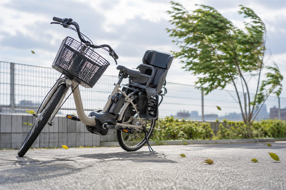 片足スタンドは横風に倒されやすいに関する電動自転車の様子