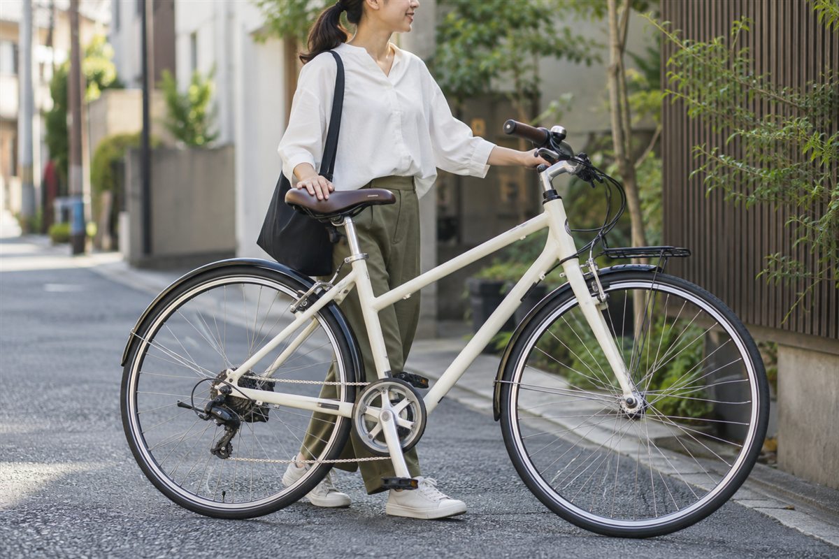 バッテリーが目立たない外観の特徴に関連する電動自転車の場面