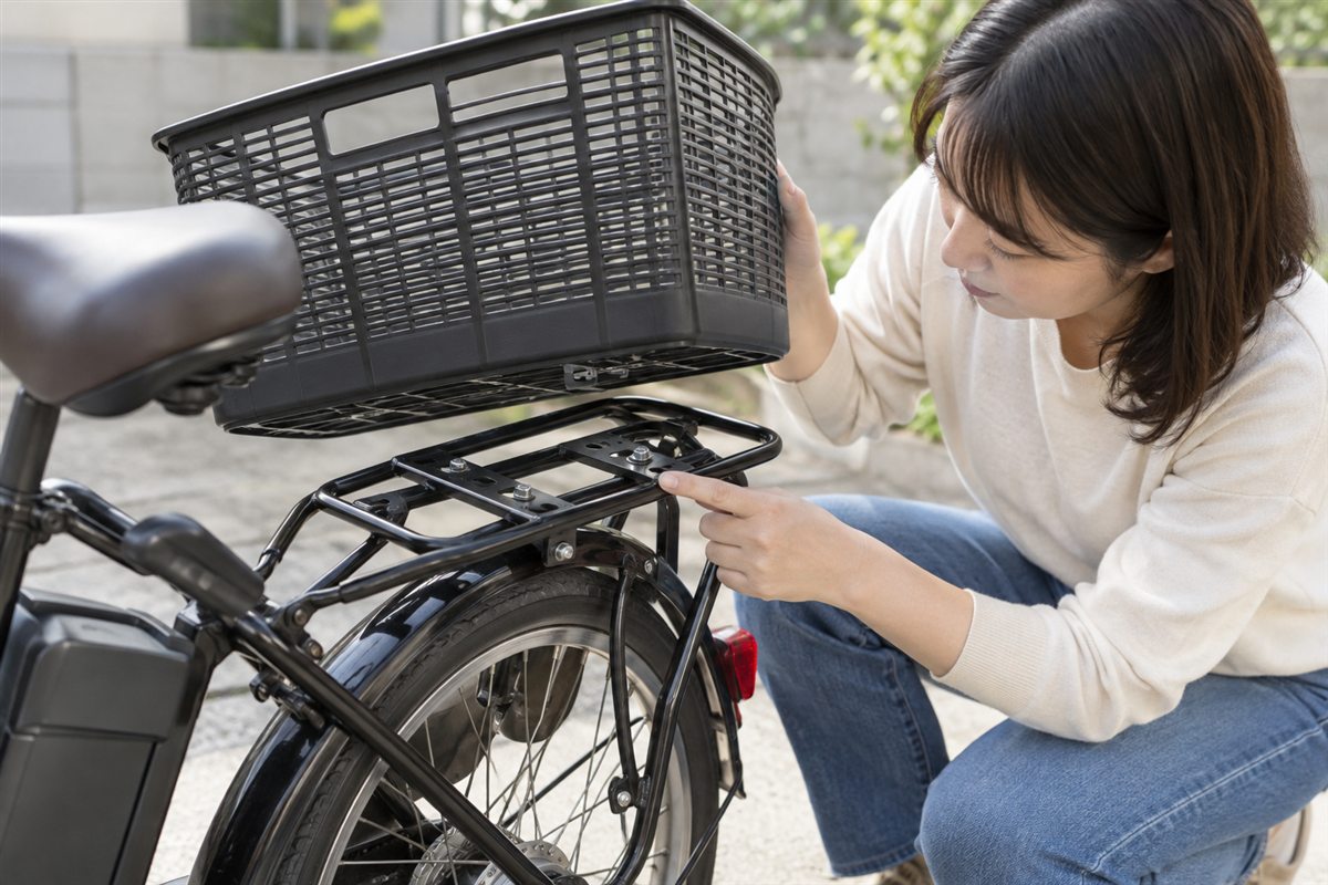 取り付け穴と金具の条件を見るに関する電動自転車の様子