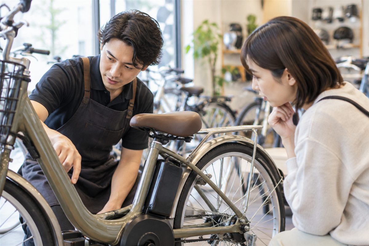 品番で対象の車体を特定するを専門店で確認する様子