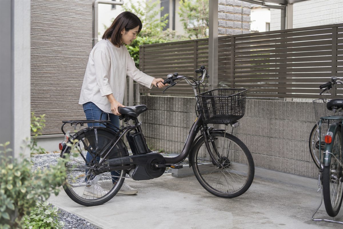 車体と駐輪場所の余裕を見るを想定した電動自転車の利用場面