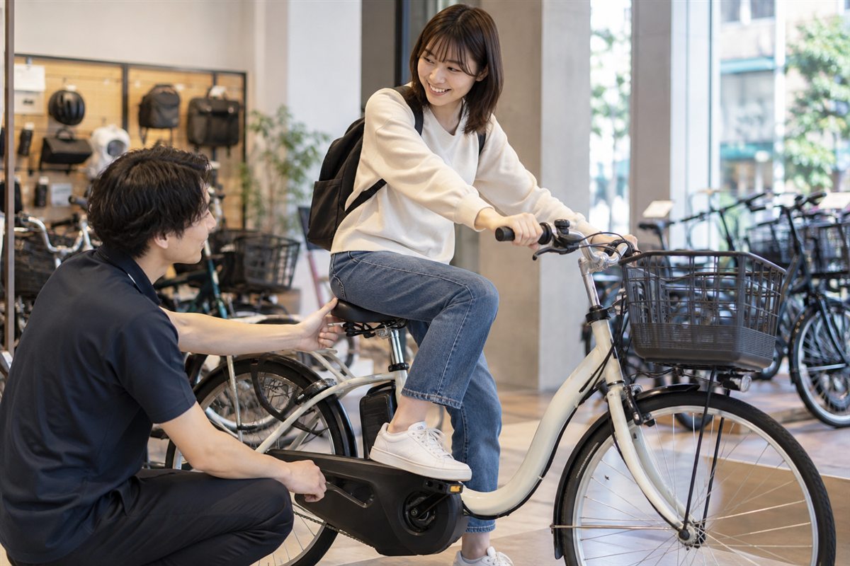 体格と姿勢を実車で確かめるに関する電動自転車の利用場面
