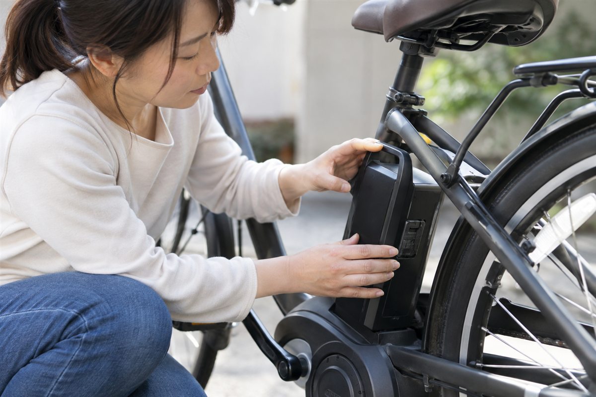 バッテリーを開けないを安全に確認する場面