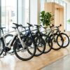 最新の電動アシスト自転車が並ぶ明るいショールーム