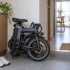 玄関に折りたたんで置かれた小型電動アシスト自転車のイメージ