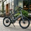 都会のカフェ前に佇むスタイリッシュで軽量な20インチ電動ミニベロ