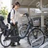 電動自転車の駐輪場のコツ｜ラック・機械式・マンションでの停め方に関する電動自転車の場面