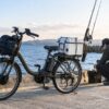 電動自転車で釣りに行くには？竿やクーラーの運び方と海辺の手入れに関する電動自転車の場面
