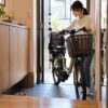 玄関が狭い家の電動自転車の保管｜寸法の測り方と出し入れの工夫に関する電動自転車の場面