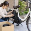 電動自転車の粗大ゴミ料金と出し方｜バッテリー分別と防犯登録抹消の手順に関する電動自転車の場面