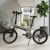 モダンな室内ガレージに佇む重量20kg以下の超軽量折りたたみ電動アシスト自転車